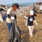 可威「守護海洋　回龜自然」淨灘活動結合「企業親子日」理念，透過親子一同投入淨灘行動，引導孩子自小建立環境保護意識。可威環境資源提供