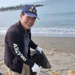 可威董事長蕭永達以身作則，無懼豔陽撿拾海灘上的垃圾直到最後一刻。可威環境資源提供