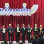 董事長蕭永達(左一)代表可威環境資源股份有限公司前往領獎。