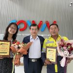 董事長親自獻花表揚前處理二組同仁簡國忠與業務部柯懷萱，肯定兩人傑出表現，榮獲模範勞工殊榮。